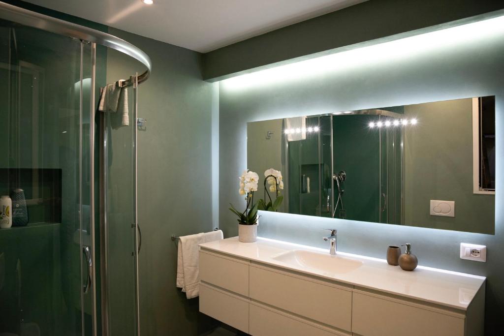 Bagno con doppio lavabo e specchio illuminato