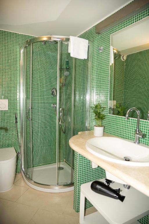 Secondo bagno con mosaico verde