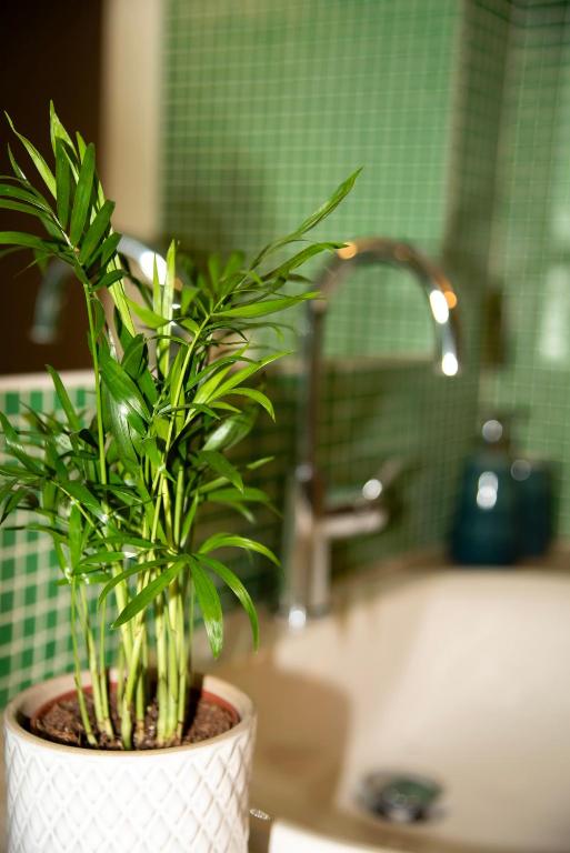 Dettaglio del secondo bagno, lavabo e pianta