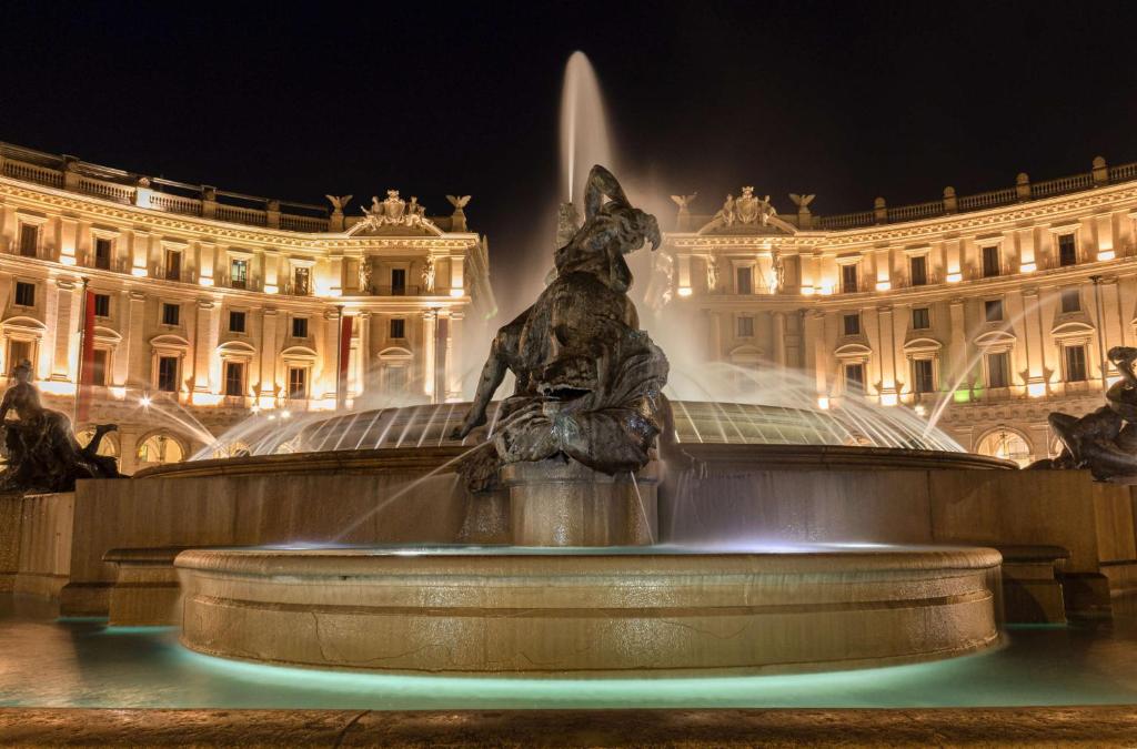 Fontana delle Naiadi, Piazza della Repubblica, di notte